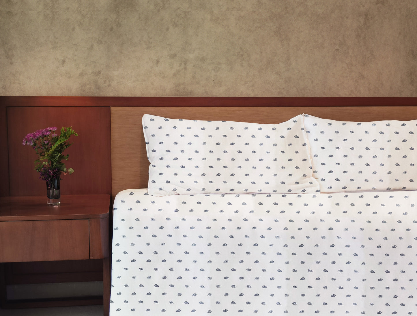 Cotton 300TC Printed Bedsheet - Mediterranean Meadows S (White Black)
